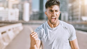 découvrez l'incident controversé d'un coureur sanctionné après une célébration jugée inappropriée. explorez les détails de cet événement et les réactions du public et des experts du sport.