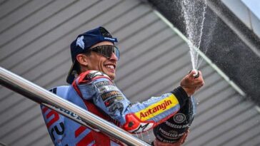 découvrez comment jorgenson a triomphé à paris-nice suite à la chute de vingegaard. un rebondissement inattendu dans la compétition cycliste qui a captivé les fans et redéfini le classement. analyse des moments clés de la course et les réactions des coureurs.