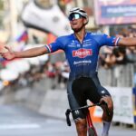 découvrez le défi de tadej pogacar sur le célèbre mur de la milan-san remo. une course emblématique qui met à l'épreuve les meilleurs cyclistes du monde, où stratégie et puissance se rencontrent dans une bataille épique sur les routes italiennes.