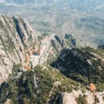 découvrez la majestueuse montée de montserrat, un voyage captivant au cœur des paysages spectaculaires de catalogne. explorez ses sentiers panoramiques, admirez les formations rocheuses uniques et laissez-vous envoûter par la riche histoire spirituelle du monastère, tout en profitant d'une vue imprenable à chaque étape.