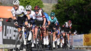découvrez comment tadej pogačar, le jeune prodige du cyclisme, pourrait briller lors du paris-roubaix 2025. analyse des forces, des stratégies et des aspirations de ce champion face aux pavés mythiques de l'une des courses les plus difficiles au monde.