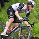 découvrez l'incroyable rivalité entre tadej pogačar et nathan van hooydonck dans le monde du cyclisme. analyse des performances, des stratégies de course et des moments clés qui définissent ces deux athlètes exceptionnels.
