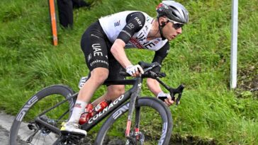 découvrez l'incroyable rivalité entre tadej pogačar et nathan van hooydonck dans le monde du cyclisme. analyse des performances, des stratégies de course et des moments clés qui définissent ces deux athlètes exceptionnels.