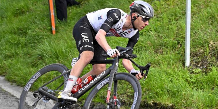 découvrez l'incroyable rivalité entre tadej pogačar et nathan van hooydonck dans le monde du cyclisme. analyse des performances, des stratégies de course et des moments clés qui définissent ces deux athlètes exceptionnels.