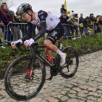 dé découvrez le parcours inédit de tadej pogačar au paris-roubaix, la classique des classiques. suivez ses débuts prometteurs et les défis qu'il devra relever sur les pavés légendaires. un événement incontournable pour les fans de cyclisme !