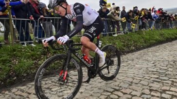 dé découvrez le parcours inédit de tadej pogačar au paris-roubaix, la classique des classiques. suivez ses débuts prometteurs et les défis qu'il devra relever sur les pavés légendaires. un événement incontournable pour les fans de cyclisme !