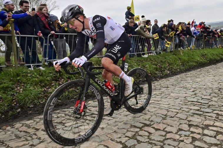 dé découvrez le parcours inédit de tadej pogačar au paris-roubaix, la classique des classiques. suivez ses débuts prometteurs et les défis qu'il devra relever sur les pavés légendaires. un événement incontournable pour les fans de cyclisme !