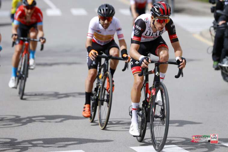 sprint décisif entre deux coureurs lors de la quatrième étape de la volta a catalunya 7 découvrez le sprint de la volta catalunya, une course palpitante qui réunit les meilleurs cyclistes du monde. suivez l'événement sportif incontournable de la saison, avec des challenges impressionnants et des paysages spectaculaires!