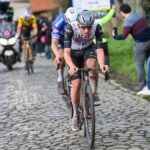 dans cette analyse captivante, découvrez comment van der poel a réussi à freiner pogačar lors des dernières compétitions. une lutte palpitante entre ces deux géants du cyclisme qui a captivé les fans du monde entier.