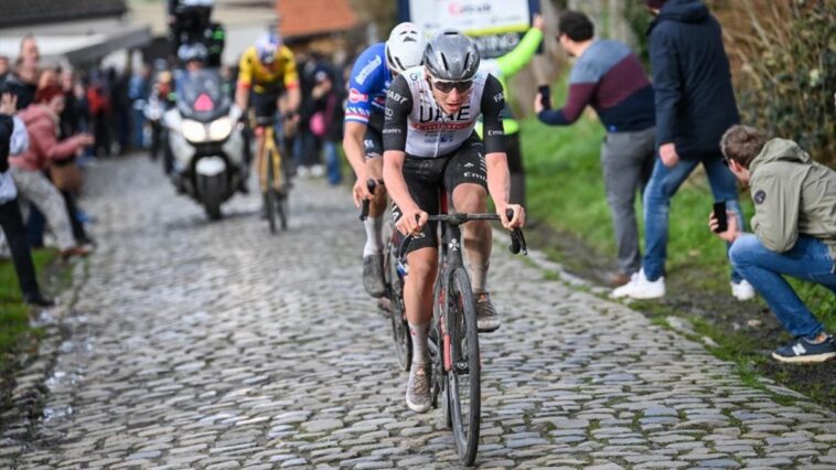 dans cette analyse captivante, découvrez comment van der poel a réussi à freiner pogačar lors des dernières compétitions. une lutte palpitante entre ces deux géants du cyclisme qui a captivé les fans du monde entier.