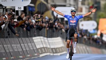 découvrez comment mathieu van der poel a triomphé lors de milan-san remo, une victoire mémorable qui marque son ascension dans le monde du cyclisme. revivez les moments forts de cette course emblématique et analysez les performances qui ont conduit à ce succès.