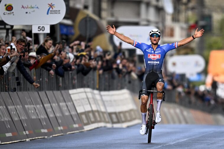 Van der Poel des Pays-Bas s'impose face à Pogacar pour remporter un doublé à Milan-San Remo 7 découvrez comment mathieu van der poel a triomphé lors de milan-san remo, une victoire mémorable qui marque son ascension dans le monde du cyclisme. revivez les moments forts de cette course emblématique et analysez les performances qui ont conduit à ce succès.