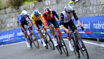 revivez l'exploit de van der poel qui surclasse tadej pogacar lors de la mythique milan-san remo. découvrez les moments forts de cette course palpitante et l'analyse des performances des cyclistes au sommet de leur art.