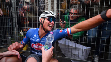 découvrez comment van der poel a marqué les esprits avec une victoire impressionnante qui a captivé les fans et redéfini les standards de la compétition. suivez son parcours exceptionnel et revivez les moments clés de cet exploit.