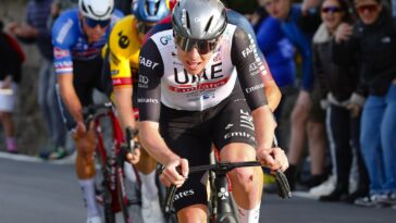 revivez la victoire éclatante de mathieu van der poel lors de la classique e3 saxo, une course captivante qui a mis en lumière le talent exceptionnel du cycliste néerlandais. découvrez le récit de cette performance remarquable et les moments forts de l'événement.