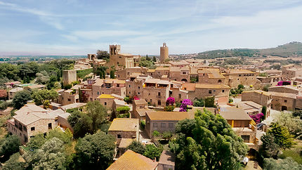 découvrez la magie du voyage étoilé en catalogne, une expérience inoubliable sous un ciel illuminé d'étoiles. explorez des paysages à couper le souffle, des villages pittoresques et laissez-vous envoûter par la culture et la gastronomie catalanes lors de cette aventure nocturne unique.