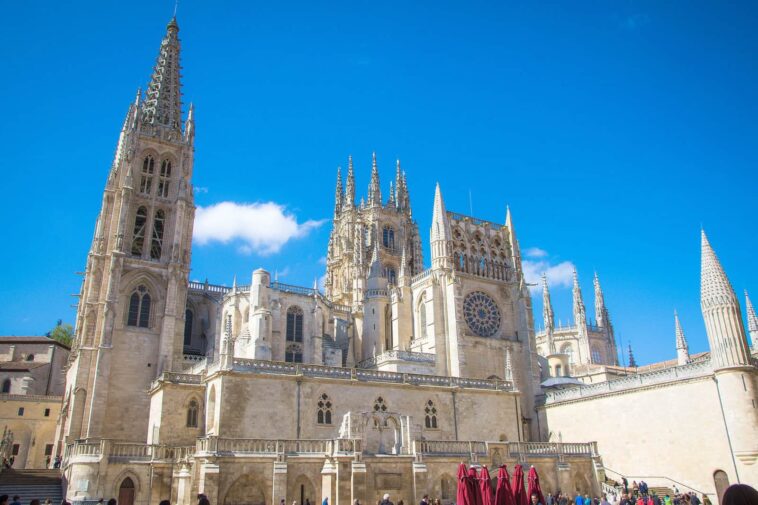 découvrez la passion et l'enthousiasme qui animent burgos, une ville espagnole riche en histoire, culture et gastronomie. explorez ses monuments emblématiques, ses festivals vibrants et laissez-vous séduire par l'accueil chaleureux de ses habitants.