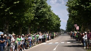 découvrez tout ce qu'il faut savoir sur les entrées wild card pour les mythiques courses du tour de france et du giro. informations sur les équipes participantes, les critères de sélection et les enjeux passionnants de ces événements cyclistes prestigieux.