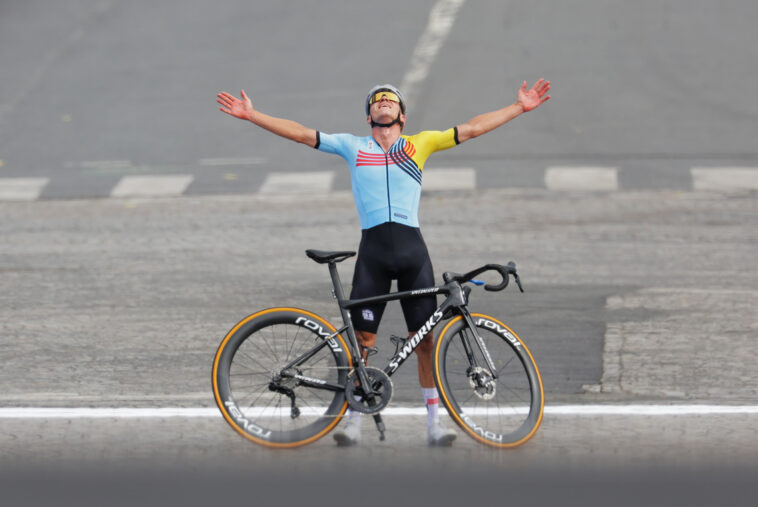 Evenepoel s'engage pour la course de Romandie 7 découvrez la performance exceptionnelle de remco evenepoel lors de la course de romandie. plongez dans l'univers du cyclisme avec ses affrontements captivants, ses stratégies audacieuses et l'émotion d'une des courses les plus prestigieuses du calendrier. ne manquez pas les moments forts de cet événement incontournable pour les passionnés de vélo.