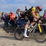 découvrez le fascinant monde du cyclisme en flandre avec une analyse approfondie des performances des stars du peloton, dont mathieu van der poel, wout van aert et neilson powless. plongez dans leurs rivalités et leurs exploits sur les routes emblématiques de cette région.