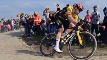 découvrez le fascinant monde du cyclisme en flandre avec une analyse approfondie des performances des stars du peloton, dont mathieu van der poel, wout van aert et neilson powless. plongez dans leurs rivalités et leurs exploits sur les routes emblématiques de cette région.