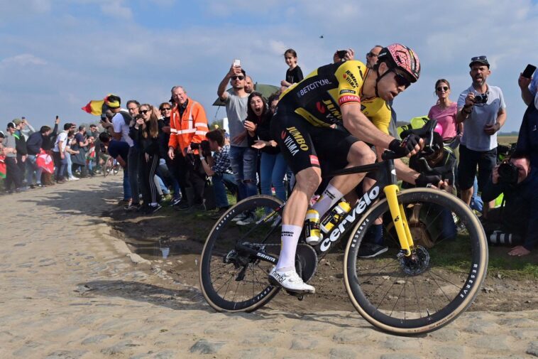 découvrez le fascinant monde du cyclisme en flandre avec une analyse approfondie des performances des stars du peloton, dont mathieu van der poel, wout van aert et neilson powless. plongez dans leurs rivalités et leurs exploits sur les routes emblématiques de cette région.