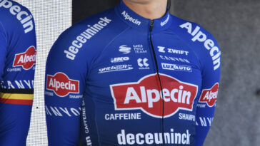 découvrez comment jasper philipsen, après une chute inattendue, vise le podium de la mythique course paris-roubaix. suivez son parcours et sa détermination à surmonter les défis sur cette route pavée emblématique.