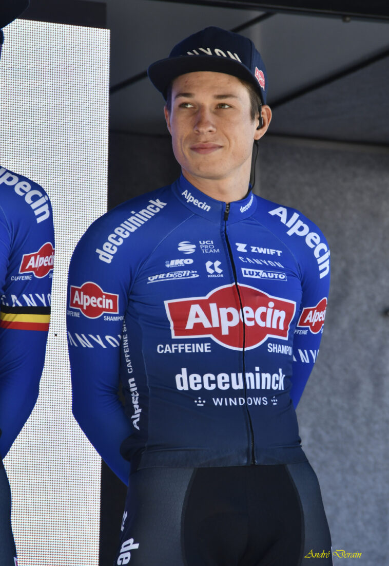 Le classique qui me correspond le mieux : Jasper Philipsen vise un podium au Paris-Roubaix malgré des inquiétudes suite à sa chute 7 découvrez comment jasper philipsen, après une chute inattendue, vise le podium de la mythique course paris-roubaix. suivez son parcours et sa détermination à surmonter les défis sur cette route pavée emblématique.