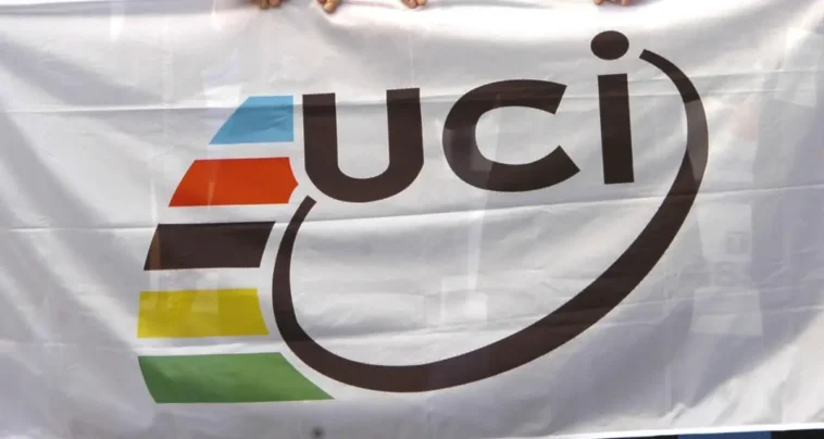 ans de désenchantement : les cyclistes ventent leur mécontentement contre l'UCI suite à l'amende excessive infligée à un pro pour avoir lancé ses lunettes de soleil en guise de célébration 7 découvrez les récentes manifestations de mécontentement parmi les cyclistes au sein de l'uci, ainsi que les enjeux et perspectives qui en découlent. plongez dans les défis auxquels fait face le cyclisme compétitif et les revendications des athlètes.