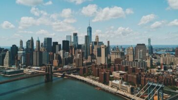 plongez dans l'ambiance vibrante de new york, où chaque coin de rue déborde d'énergie et de possibilités. découvrez les dernières tendances, événements et incontournables de la ville qui ne dort jamais. new york démarre bien, et vous ne voudrez pas manquer l'occasion de vivre cette aventure unique !