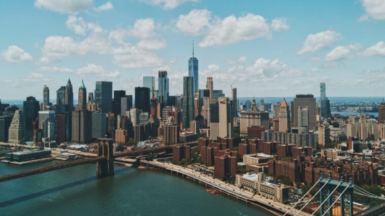 plongez dans l'ambiance vibrante de new york, où chaque coin de rue déborde d'énergie et de possibilités. découvrez les dernières tendances, événements et incontournables de la ville qui ne dort jamais. new york démarre bien, et vous ne voudrez pas manquer l'occasion de vivre cette aventure unique !