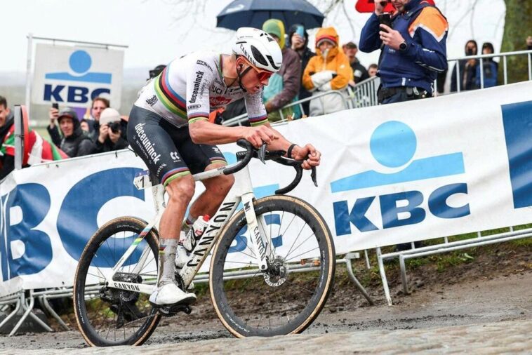 Paris-Roubaix : records, chutes, cartons jaunes, hors-délai et amendes pour Van der Poel 7 découvrez les records impressionnants et les incidents marquants de mathieu van der poel lors de la mythique course paris-roubaix. plongez dans l'histoire de ce monument du cyclisme, où défis et performances extraordinaires se rencontrent.