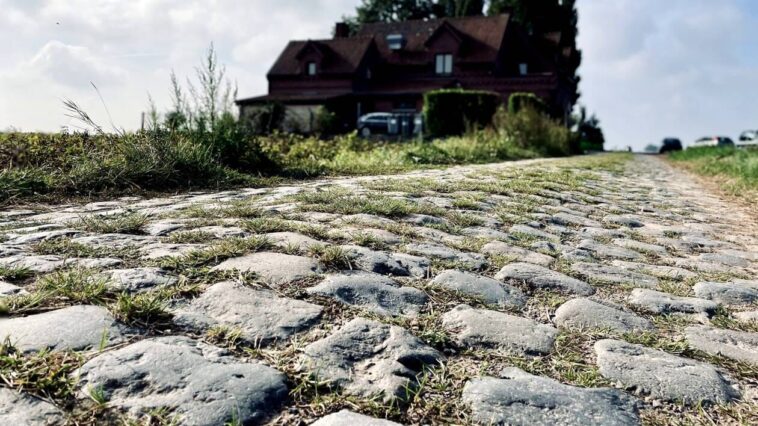 découvrez l'histoire fascinante des pavés du paris-roubaix, ces célèbres morceaux de route qui ont forgé la légende de cette course mythique. plongez dans l'univers du cyclisme et explorez l'impact de ces pavés sur les performances des coureurs.