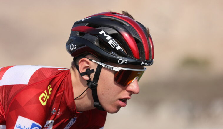 découvrez l'incroyable performance de tadej pogačar lors de la légendaire course de roubaix. plongez dans l'univers du cyclisme et revivez les moments forts de ce champion sur les pavés emblématiques.