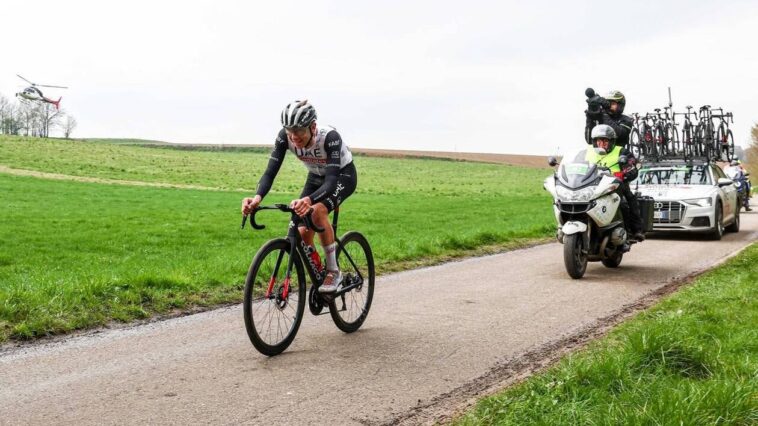 découvrez comment tadej pogačar s'empare de la victoire lors de l'amstel gold race, démontrant son talent et sa stratégie sur ce parcours exigeant. ne manquez pas les temps forts de cette course captivante !