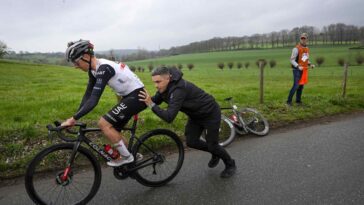revivez la victoire impressionnante de tadej pogačar, qui remporte liège-bastogne-liège en solitaire après une attaque décisive sur 35 km. découvrez les moments clés de cette course palpitante et l'analyse de sa performance exceptionnelle.