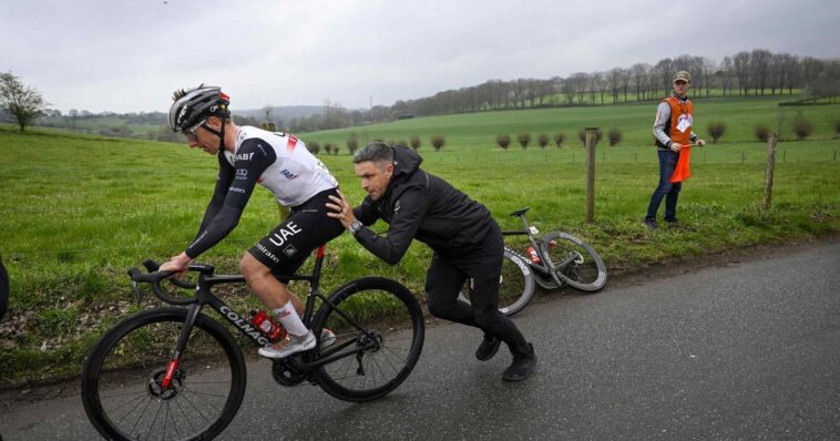 Pogačar s'impose lors de Liège-Bastogne-Liège avec une incroyable échappée de 35 km en solo 7 revivez la victoire impressionnante de tadej pogačar, qui remporte liège-bastogne-liège en solitaire après une attaque décisive sur 35 km. découvrez les moments clés de cette course palpitante et l'analyse de sa performance exceptionnelle.