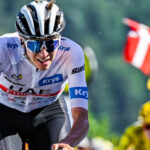 découvrez le parcours impressionnant de tadej pogačar, un jeune champion du cyclisme qui s'approche des légendes du sport. plongez dans son ascension fulgurante et ses exploits qui le propulsent vers les sommets du tour de france et au-delà.