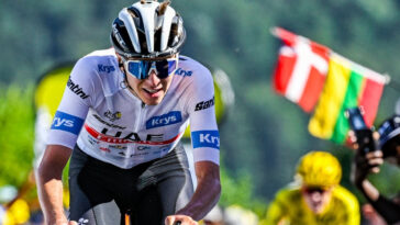 découvrez le parcours impressionnant de tadej pogačar, un jeune champion du cyclisme qui s'approche des légendes du sport. plongez dans son ascension fulgurante et ses exploits qui le propulsent vers les sommets du tour de france et au-delà.
