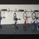 Ewan évoque sa réflexion sur l'idée de suspendre son vélo 24 découvrez nos astuces et conseils pour suspendre efficacement votre vélo. que ce soit pour le stockage ou l'entretien, apprenez à optimiser l'espace et à prendre soin de votre deux-roues.