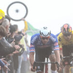 découvrez le parcours exceptionnel de mathieu van der poel lors de paris-roubaix, où il réalise un incroyable triplé. plongez dans les moments forts de cette course légendaire et revivez l'exploit du coureur néerlandais dans l'une des classiques les plus prestigieuses du cyclisme.