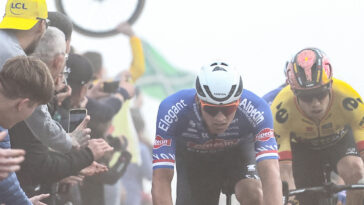 découvrez le parcours exceptionnel de mathieu van der poel lors de paris-roubaix, où il réalise un incroyable triplé. plongez dans les moments forts de cette course légendaire et revivez l'exploit du coureur néerlandais dans l'une des classiques les plus prestigieuses du cyclisme.