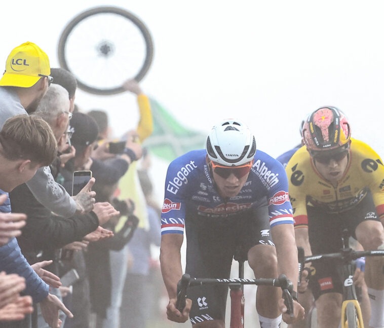 Un brin de génie... sous pression, il s'élève au-dessus de lui-même : Mathieu van der Poel acclamé après son triplé historique à Paris-Roubaix 7 découvrez le parcours exceptionnel de mathieu van der poel lors de paris-roubaix, où il réalise un incroyable triplé. plongez dans les moments forts de cette course légendaire et revivez l'exploit du coureur néerlandais dans l'une des classiques les plus prestigieuses du cyclisme.