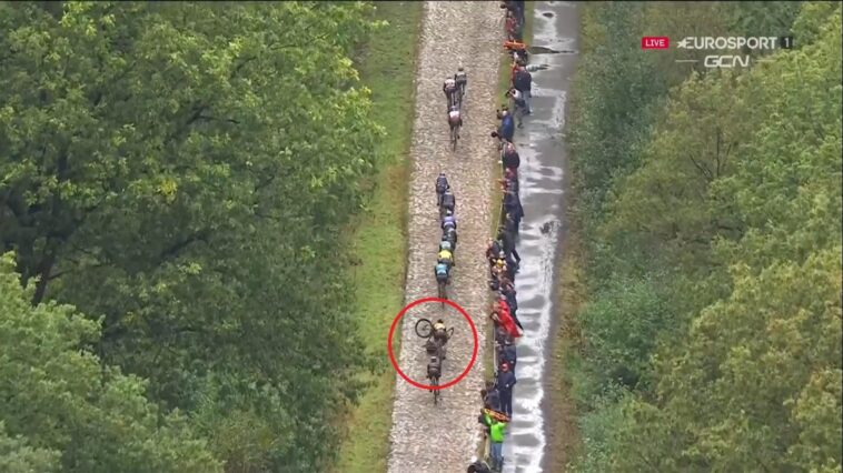 vidéo | Wout van Aert évite de justesse une chute lors de la reconnaissance du Paris-Roubaix à Arenberg à cause d'un pneu crevé 7 découvrez comment wout van aert a brillamment évité une chute lors de l'étape emblématique d'arenberg. un moment décisif qui illustre sa maîtrise et sa détermination dans les compétitions de cyclisme.
