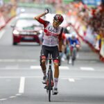 La Vuelta fête ses 90 ans 24 découvrez les moments marquants et les souvenirs emblématiques de la vuelta, qui célèbre ses 90 ans d'histoire. plongez dans l'univers fascinant de cette course cycliste légendaire et revivez les exploits des champions passés.