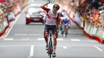 découvrez les moments marquants et les souvenirs emblématiques de la vuelta, qui célèbre ses 90 ans d'histoire. plongez dans l'univers fascinant de cette course cycliste légendaire et revivez les exploits des champions passés.