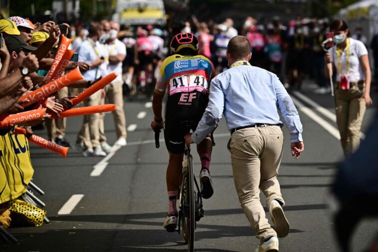 richie carapaz s'impose lors de l'étape 11 du giro, tandis que le coureur del toro conserve son maillot rose. découvrez les moments forts de cette étape palpitante et les enjeux du classement général.
