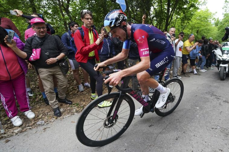 D'un défenseur latéral à l'ambition de participer au Giro 7 découvrez le rôle crucial du défenseur latéral au sein de l'équipe du giro, alliant vitesse, technique et stratégie pour sécuriser les flancs et soutenir l'attaque. plongez dans l'univers de ce poste clé et son impact déterminant sur le jeu.
