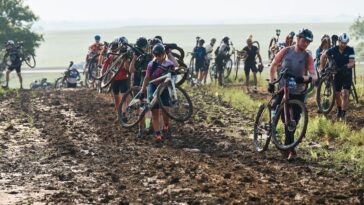 découvrez l'aventure captivante de dumoulin et millar qui plongent dans l'univers du gravel unbound. suivez leur parcours à travers des paysages magnifiques et des défis de taille lors de cette course emblématique. préparez-vous à être inspiré par leur passion et leur détermination dans ce sport en pleine expansion.