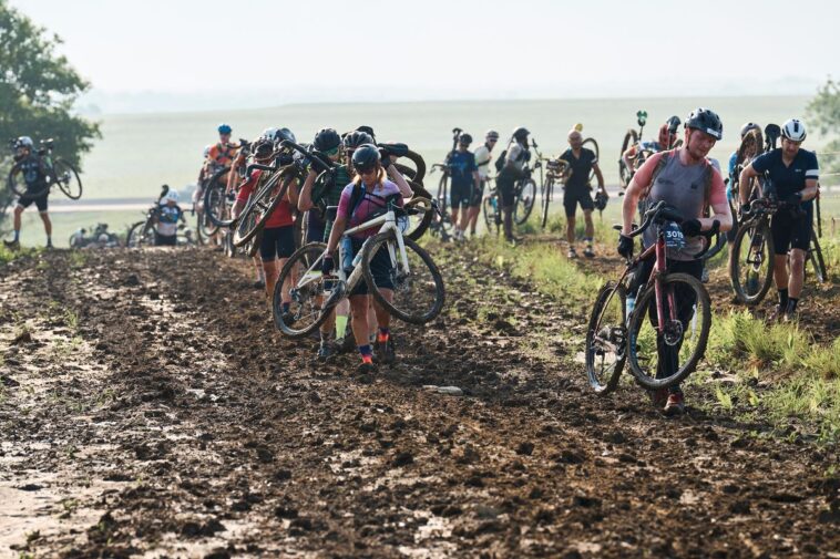 Tom Dumoulin et David Millar apportent leur curiosité, loin de la pression, aux courses de gravel Unbound 7 découvrez l'aventure captivante de dumoulin et millar qui plongent dans l'univers du gravel unbound. suivez leur parcours à travers des paysages magnifiques et des défis de taille lors de cette course emblématique. préparez-vous à être inspiré par leur passion et leur détermination dans ce sport en pleine expansion.